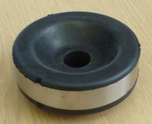 Upper engine mounting, rubber with moulded-in steel ring and washer