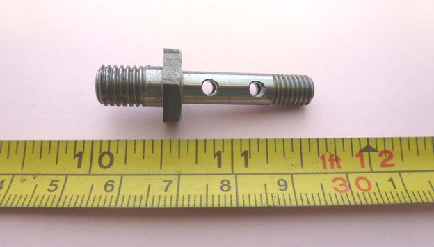 Connector stud for two banjo fittings