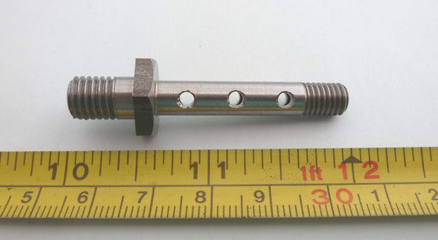 Connector stud for three banjo fittings